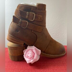 NWT.. BORN WOMENS TAN SUEDE ANKLE BOOTIES